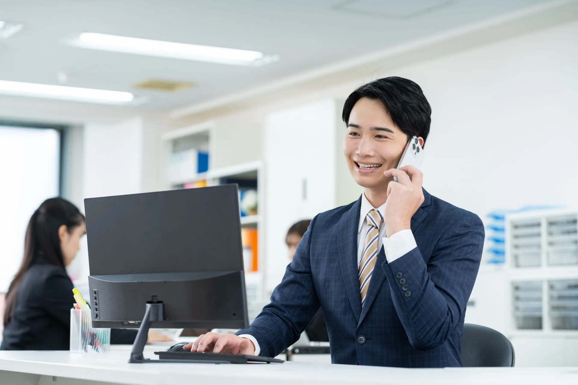 電話で相談を受ける担当者