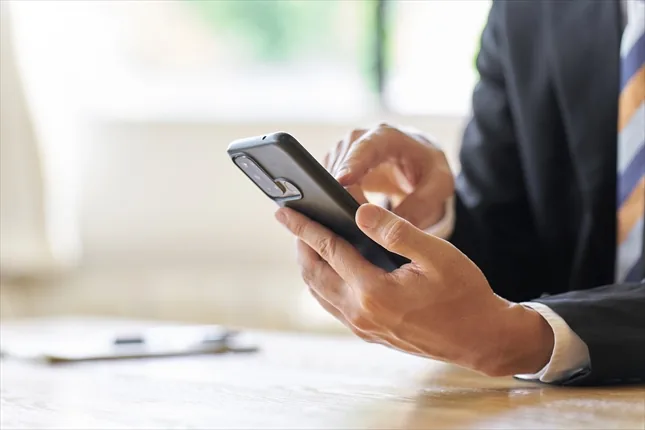 スマートフォンから無料相談を申し込む様子