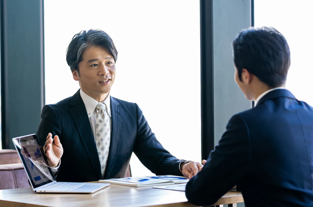 必要書類を確認しながらお見積りを行う様子